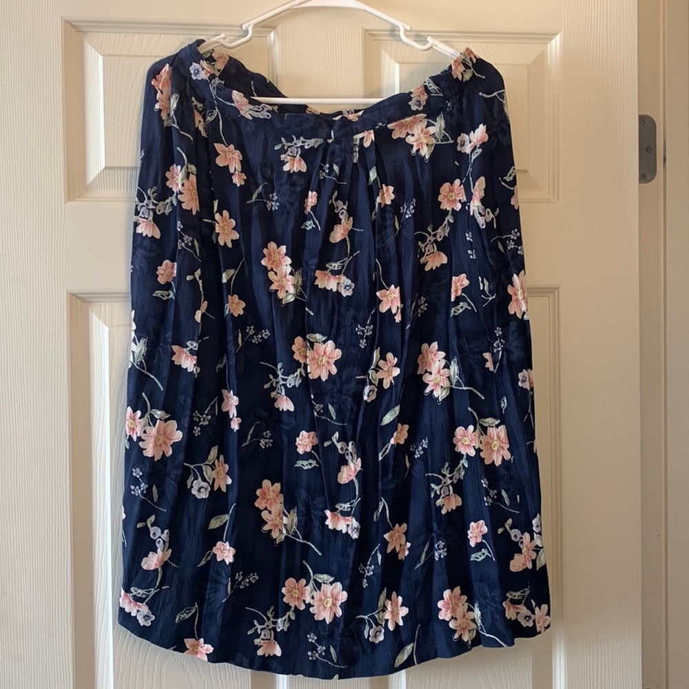 Cute mid-shin skirt! Elastic waistband. Pleated style.